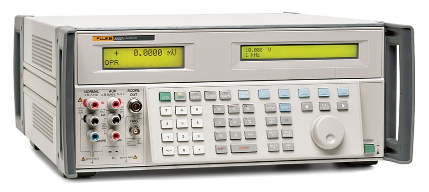 Универсальный калибратор Fluke 5522A-PQ/1G 240 с опцией для проверки измерителей качества электроэнергии + опция калибраторов осциллографов до 1100 Гц